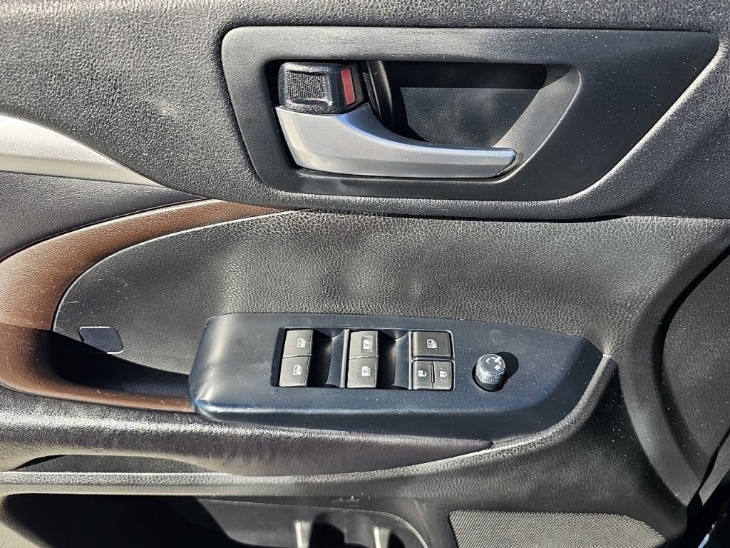 Used 2017 Toyota Highlander XLE FWD image 27