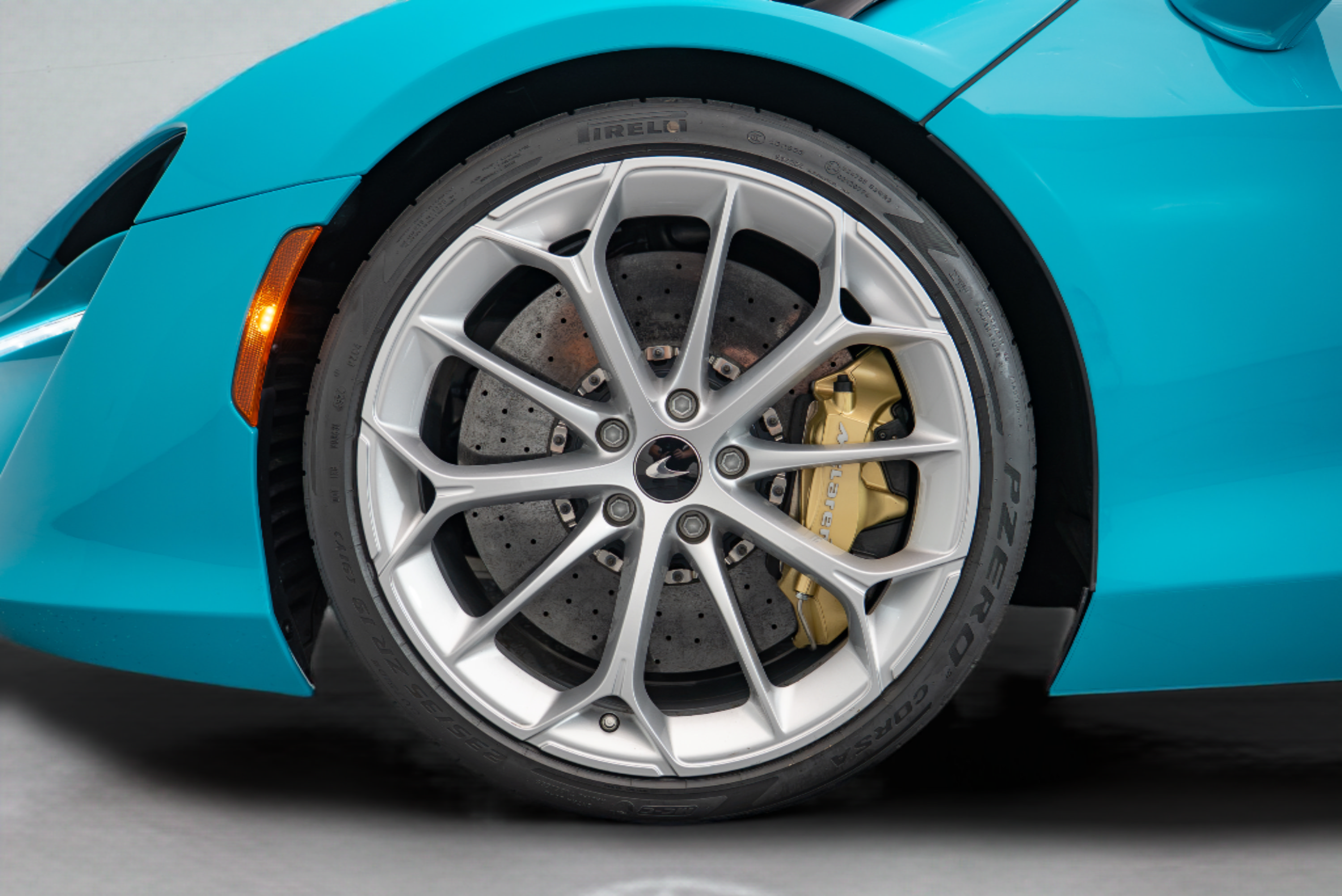 Used 2023 McLaren Artura RWD image 17