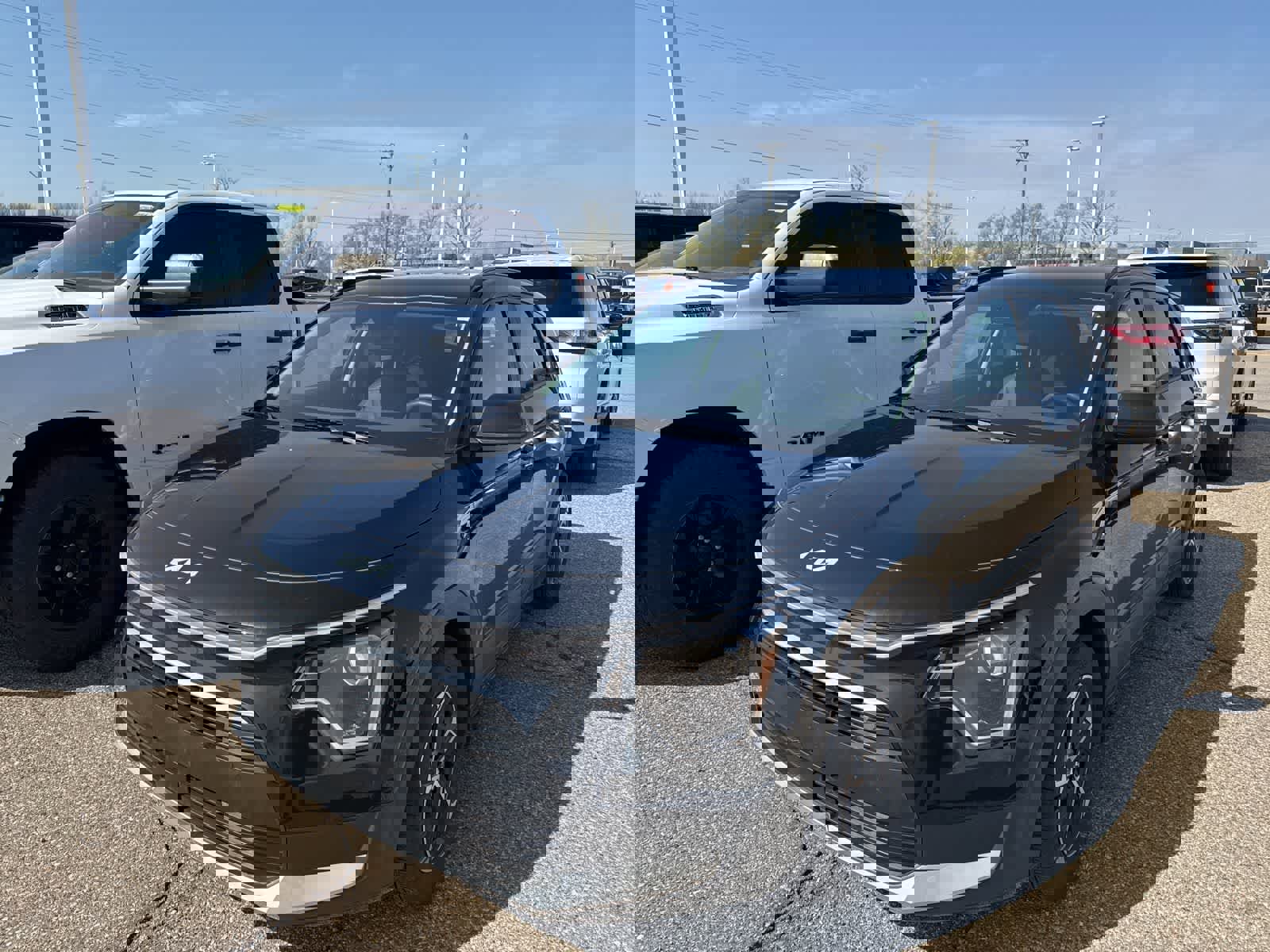 Used 2023 Kia Niro EX image 2