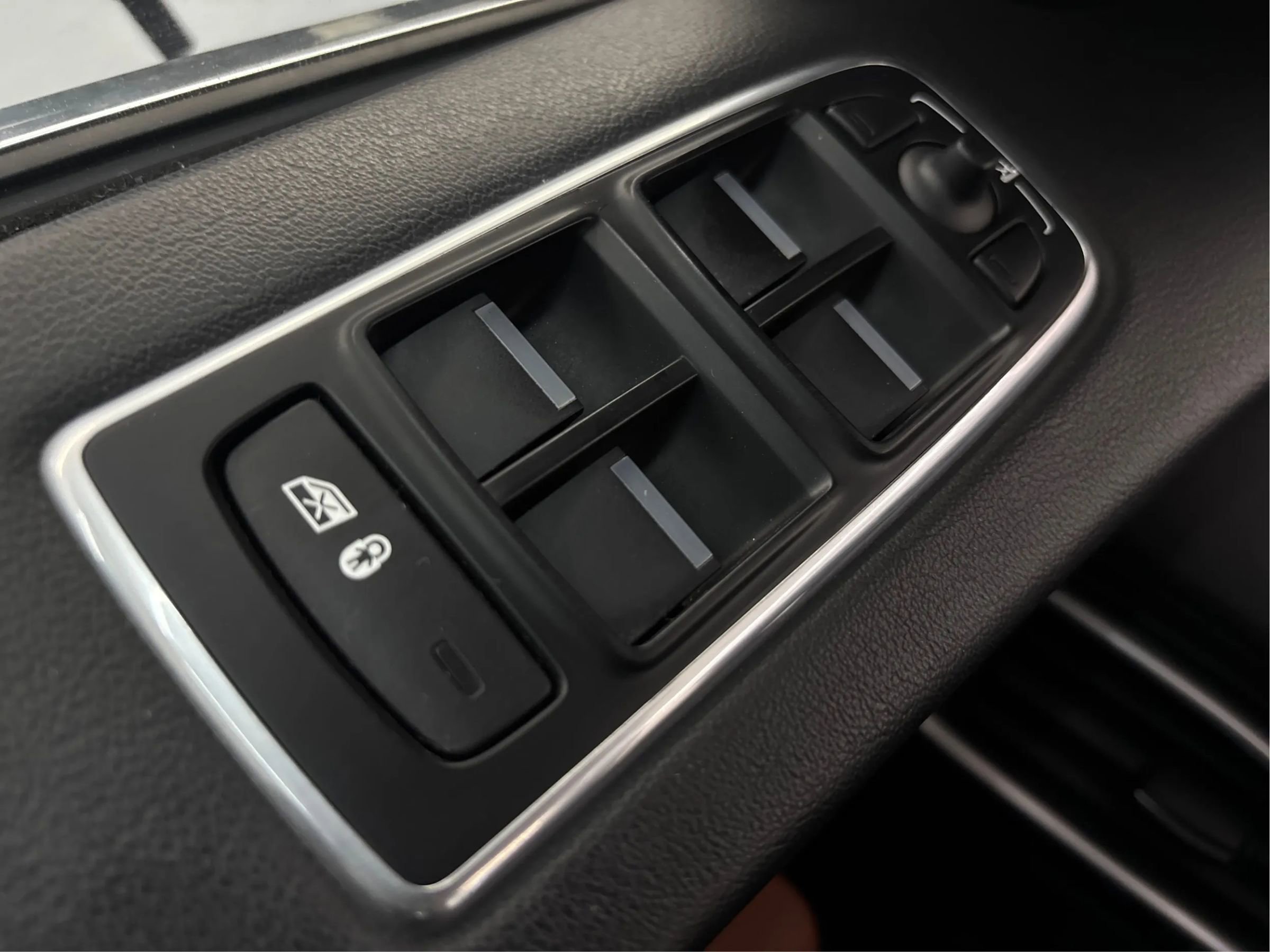 Used 2019 Jaguar F-PACE Portfolio image 39