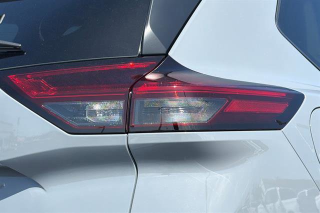 New 2026 Nissan Rogue SV FWD image 32