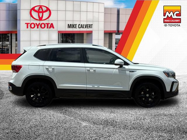 Used 2024 Volkswagen Taos SE w/ Panoramic Sunroof Package FWD image 6