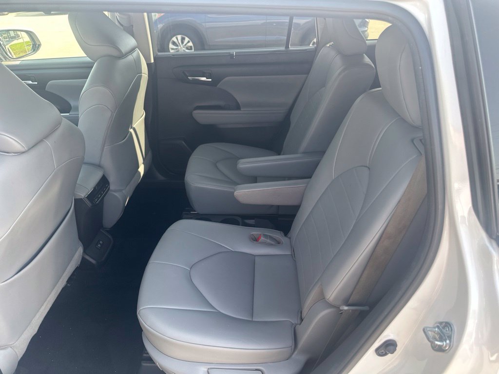 Used 2021 Toyota Highlander XLE FWD image 30