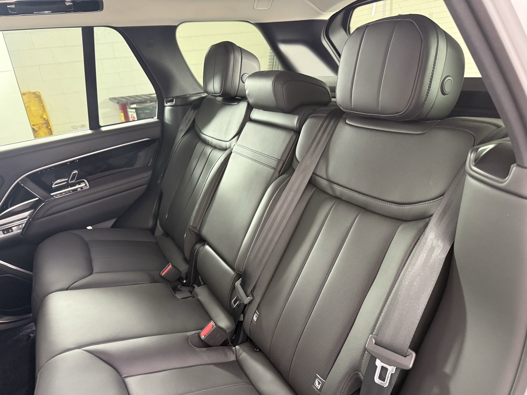 New 2025 Land Rover Range Rover SE image 19