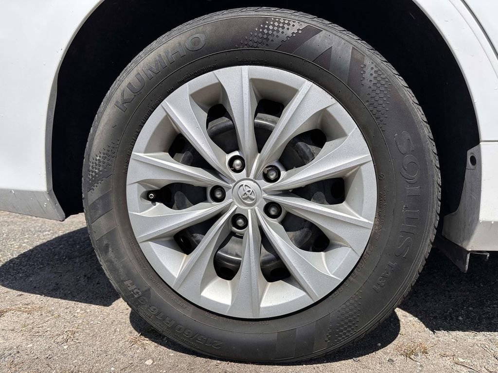 Used 2017 Toyota Camry LE FWD image 6