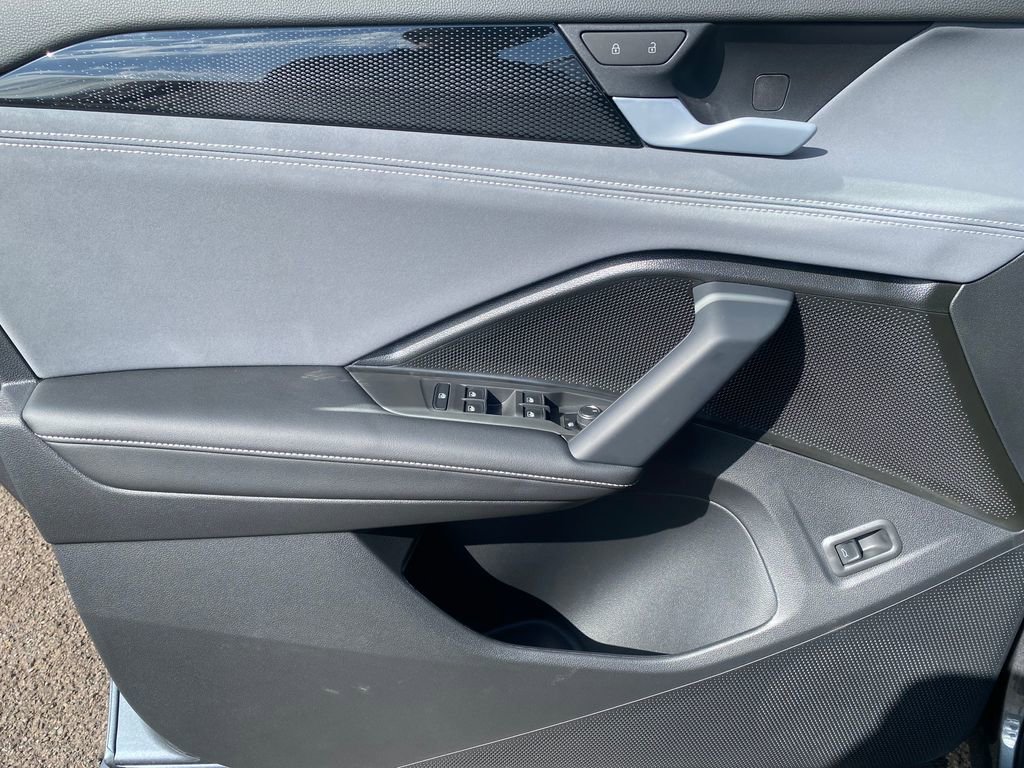 New 2026 Volkswagen Tiguan SE R-Line FWD image 31