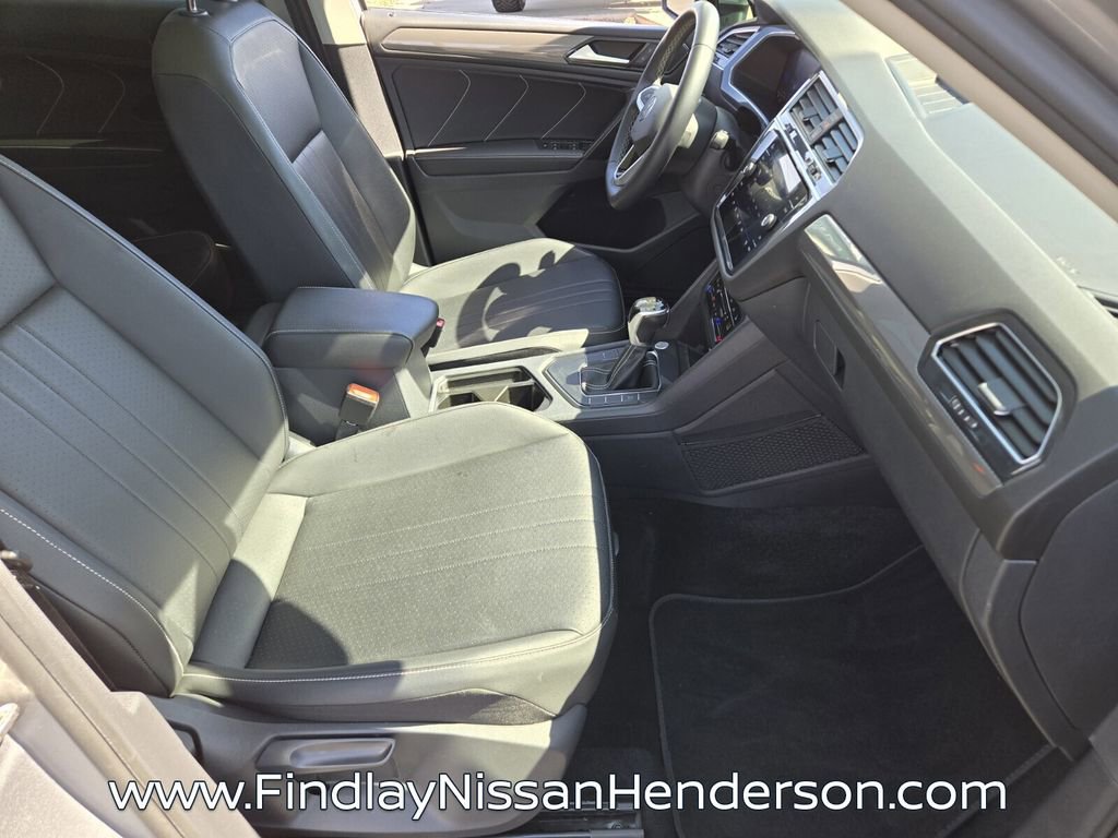 Used 2023 Volkswagen Tiguan SE w/ Panoramic Sunroof Package FWD image 17