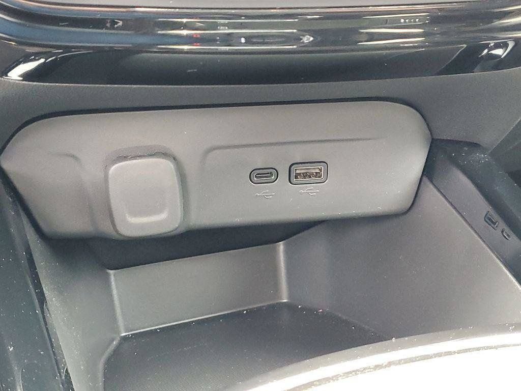 Used 2026 Chevrolet Trax LT w/ LT Convenience Package FWD image 16