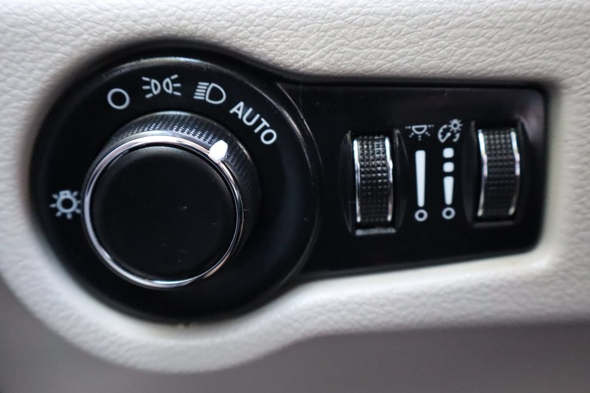 Used 2022 Chrysler Voyager LX FWD image 28