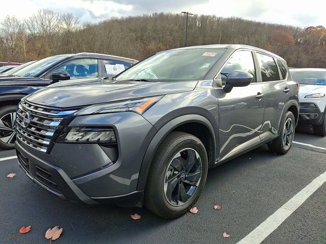 Used 2024 Nissan Rogue SV image 3