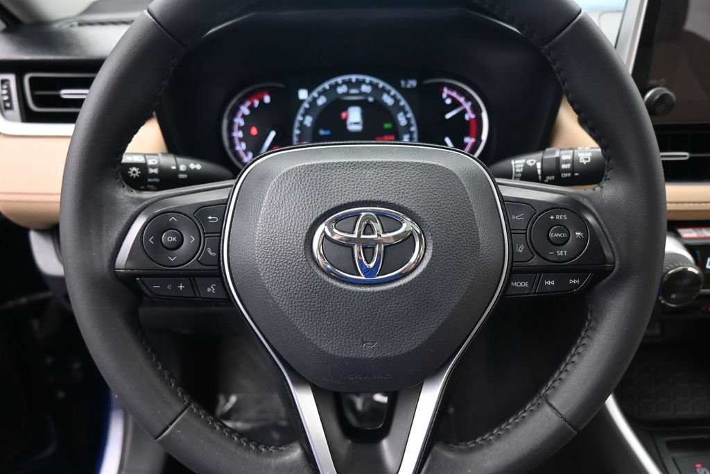 Used 2025 Toyota RAV4 XLE Premium FWD image 16