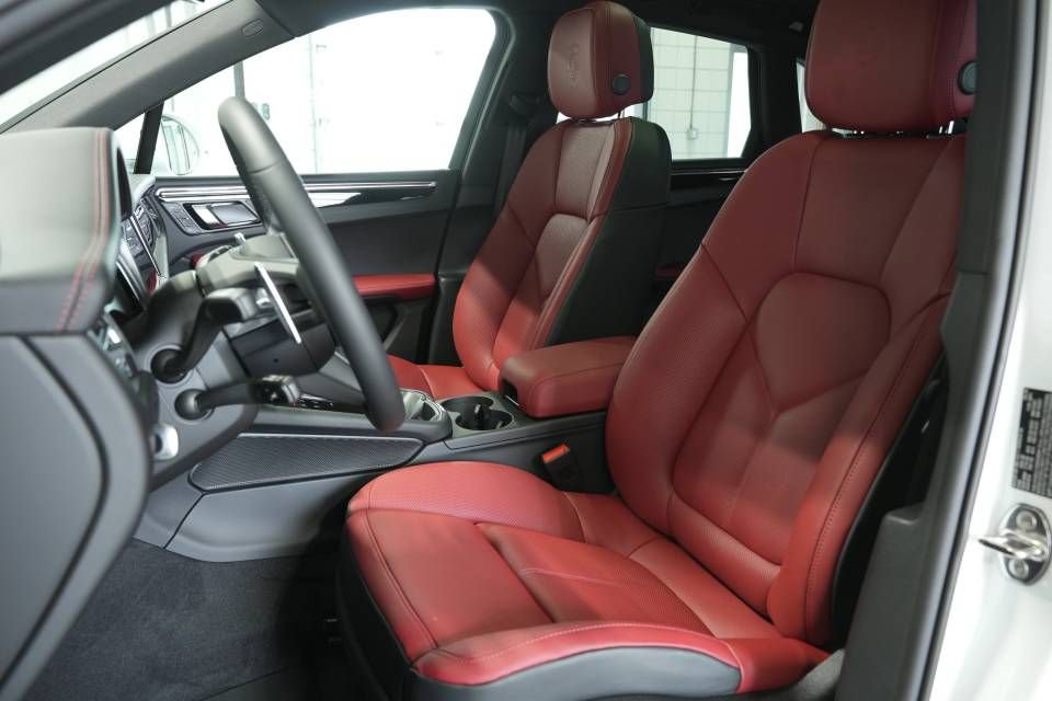Certified 2025 Porsche Macan AWD/4WD image 5