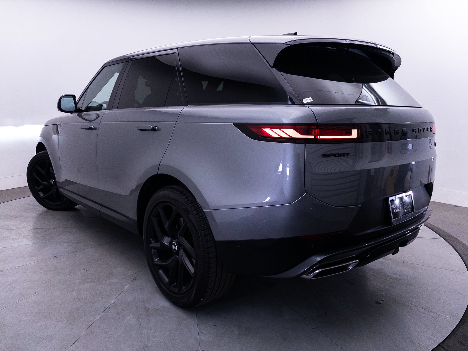 Used 2023 Land Rover Range Rover Sport SE AWD/4WD image 2