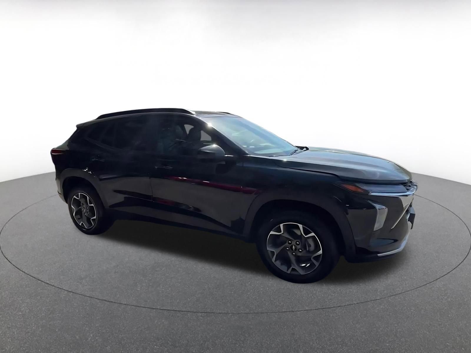 Used 2025 Chevrolet Trax LT image 2