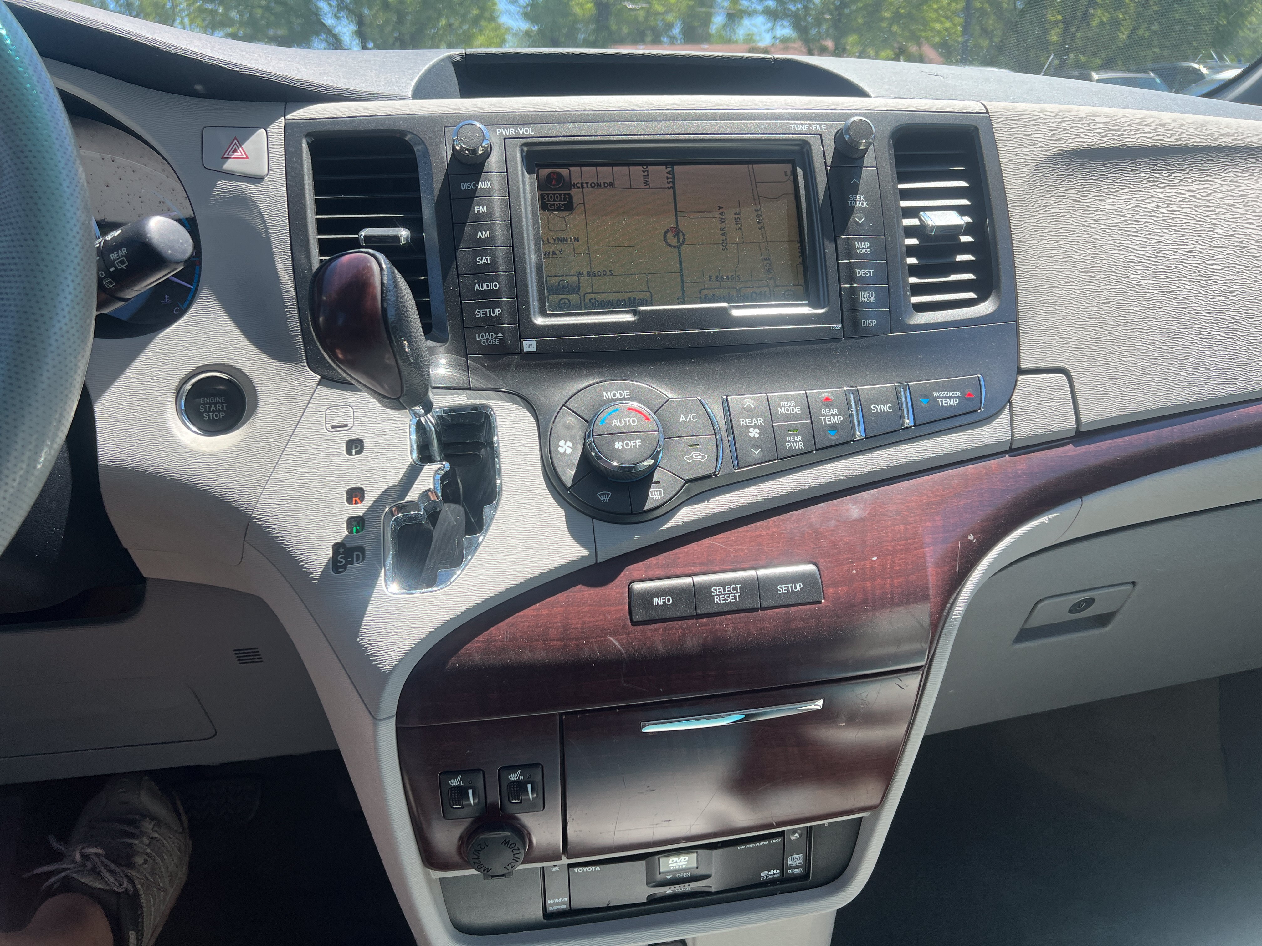 Used 2012 Toyota Sienna XLE w/ Premium Pkg FWD image 24