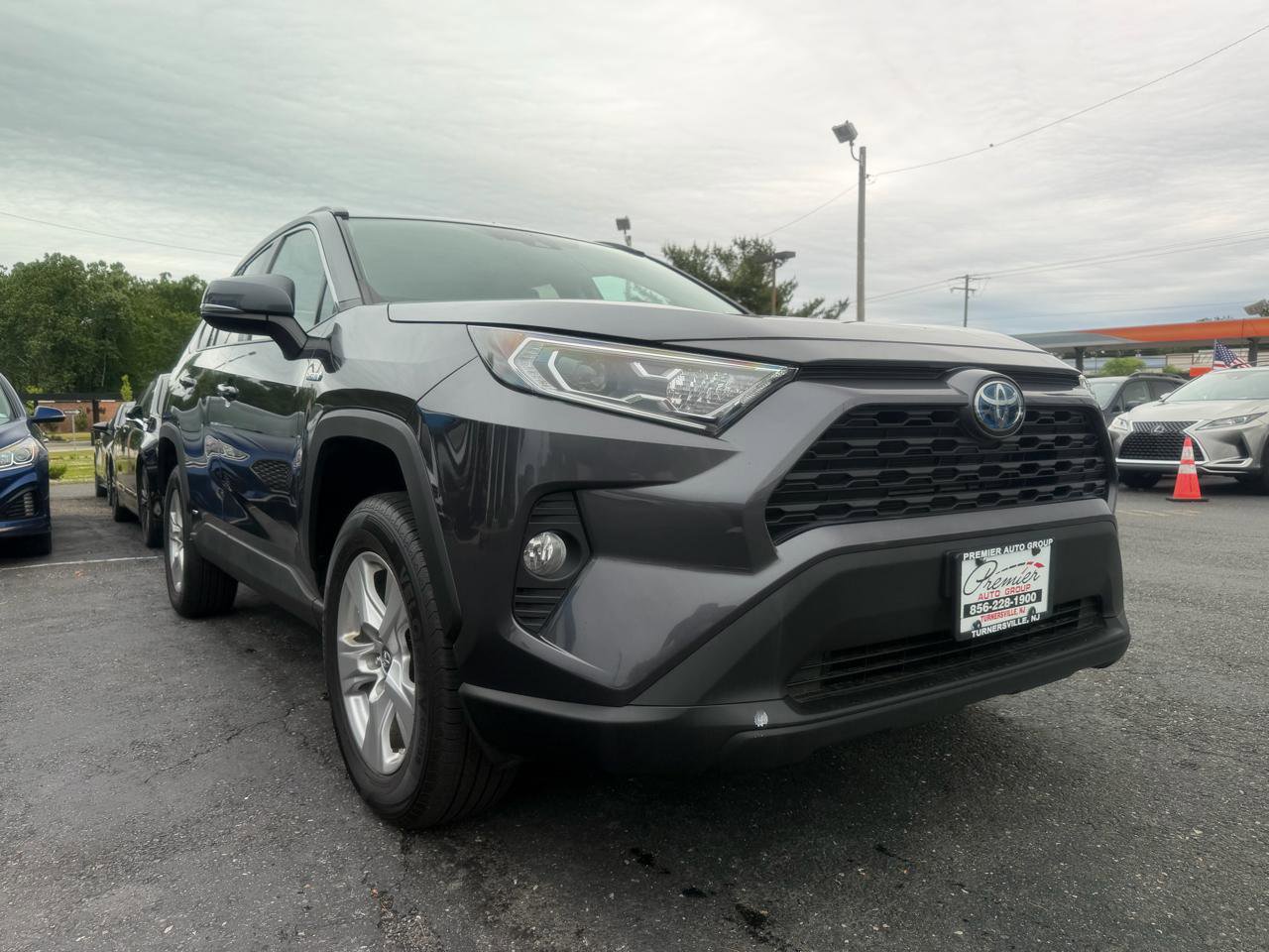 Used 2019 Toyota RAV4 XLE AWD/4WD image 2