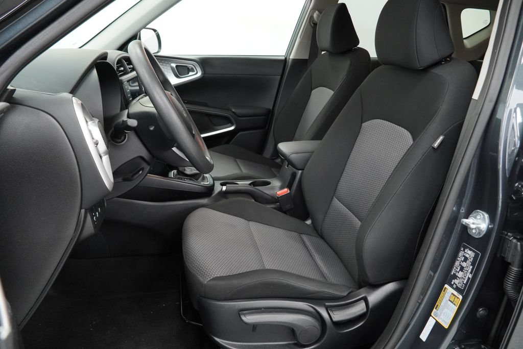 Used 2025 Kia Soul LX w/ LX Technology Package FWD image 7
