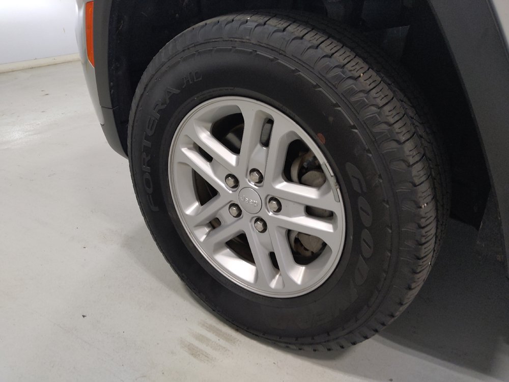 Used 2023 Jeep Grand Cherokee Laredo AWD/4WD image 31