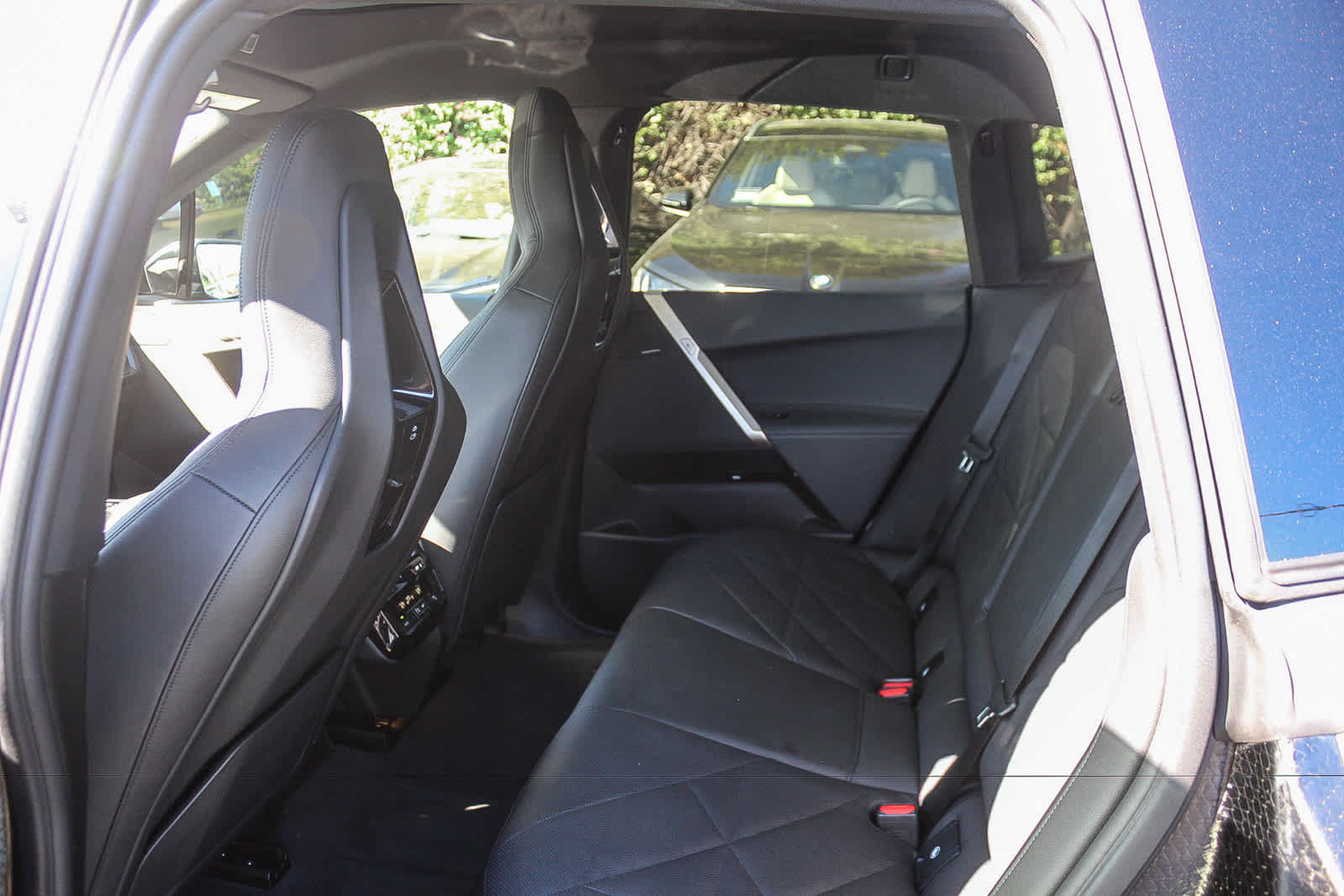Used 2024 BMW iX xDrive50 w/ Sport Package AWD/4WD image 17
