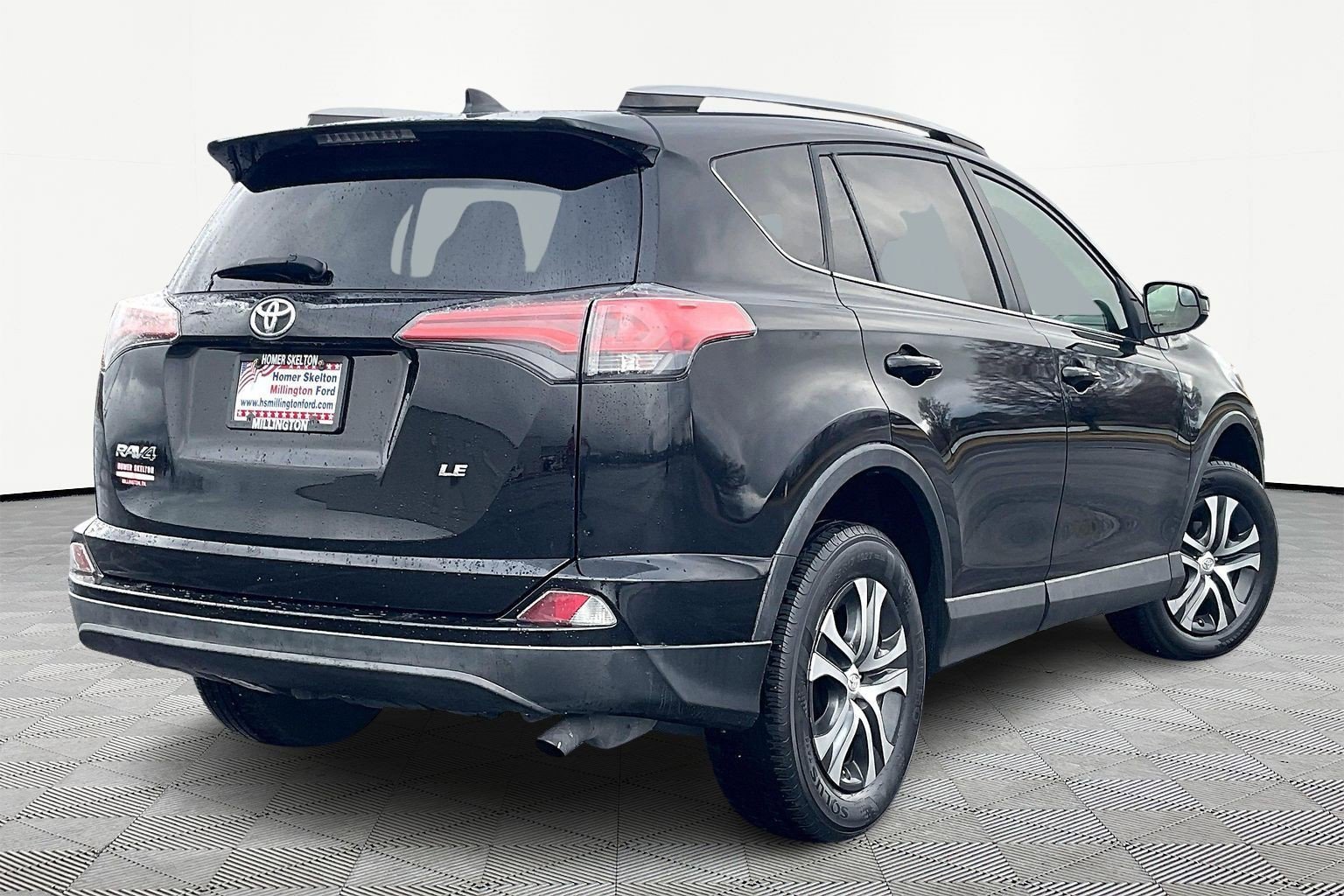 Used 2018 Toyota RAV4 LE image 11