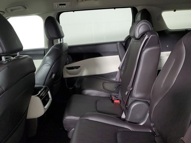 Used 2024 Kia Carnival EX image 11