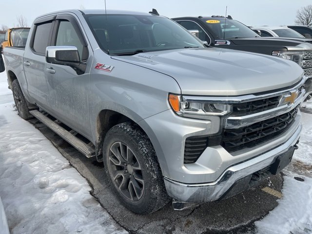 Used 2022 Chevrolet Silverado 1500 LT image 2