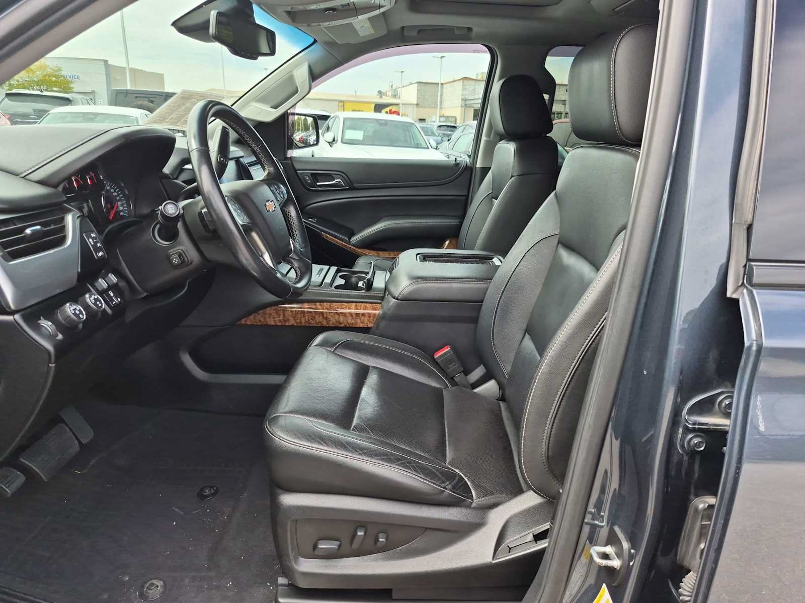 Used 2020 Chevrolet Suburban Premier AWD/4WD image 16