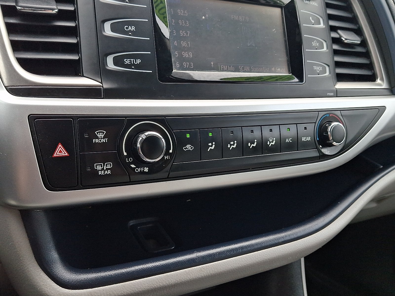 Used 2016 Toyota Highlander LE AWD/4WD image 15
