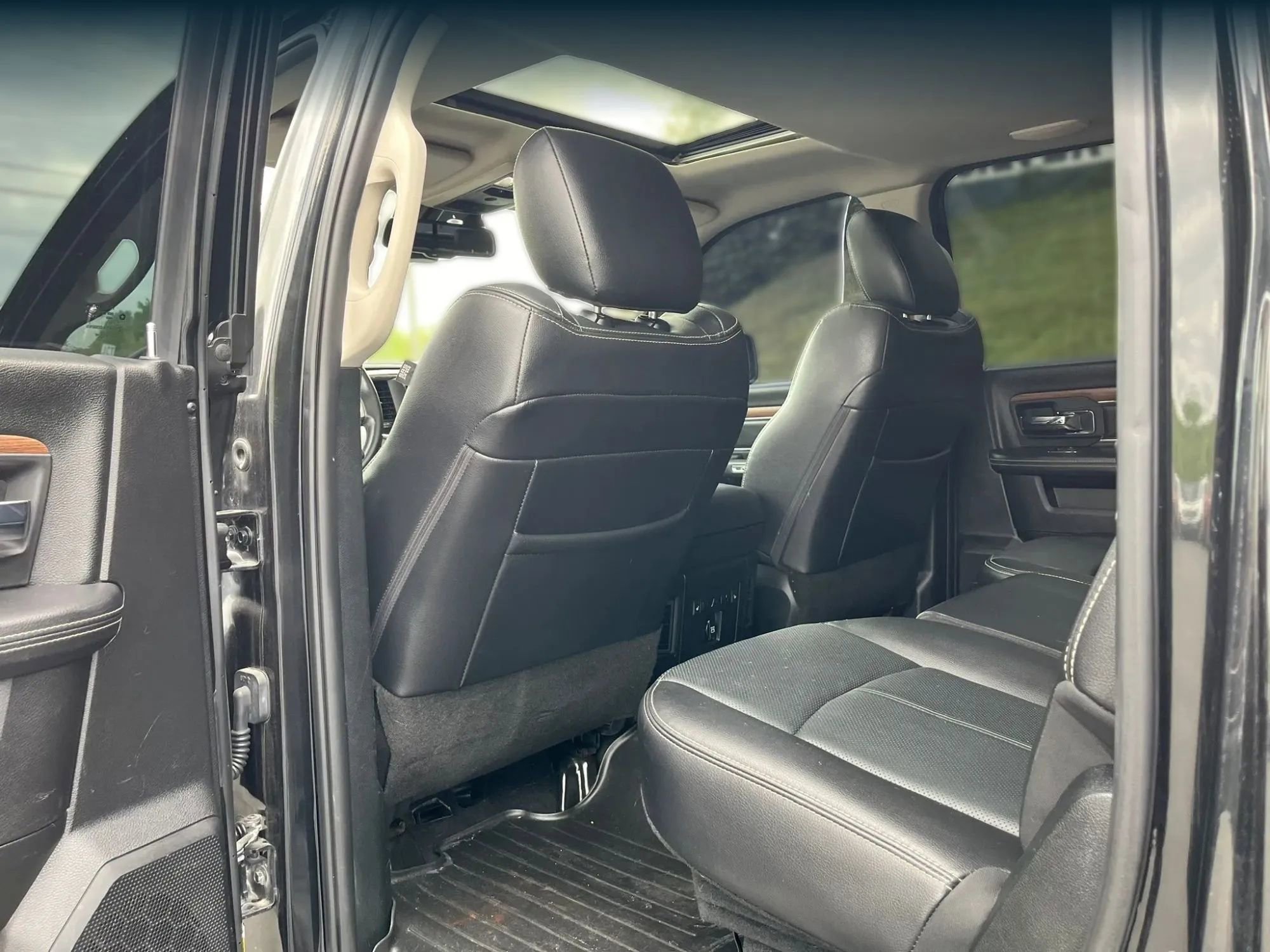 Used 2018 RAM 1500 Laramie w/ Convenience Group image 13