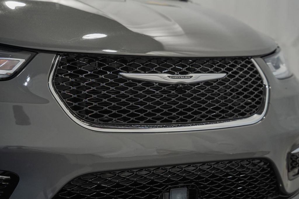 Used 2025 Chrysler Pacifica Select FWD image 13