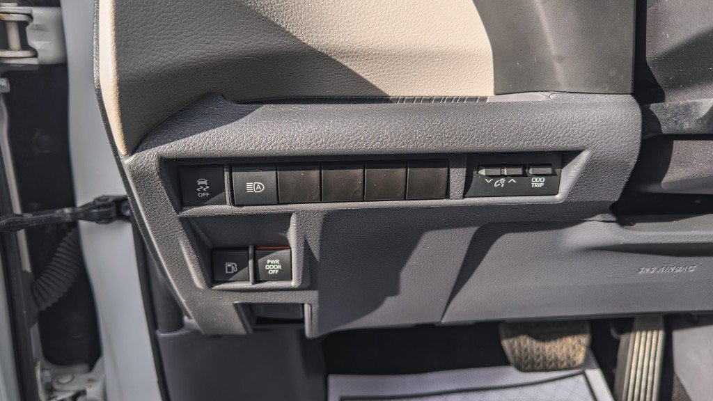 Used 2024 Toyota Sienna LE image 30