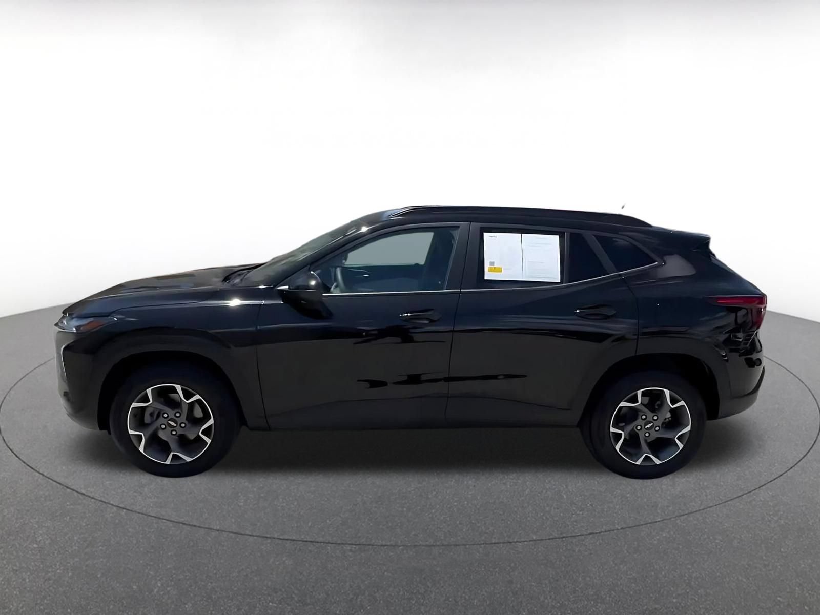 Used 2025 Chevrolet Trax LT FWD image 9