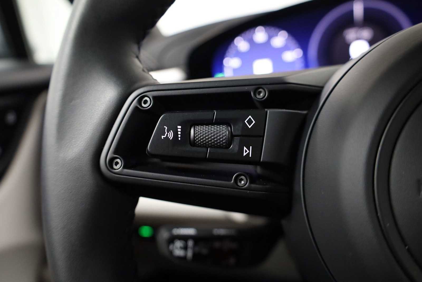 Certified 2025 Porsche Macan Electric image 27