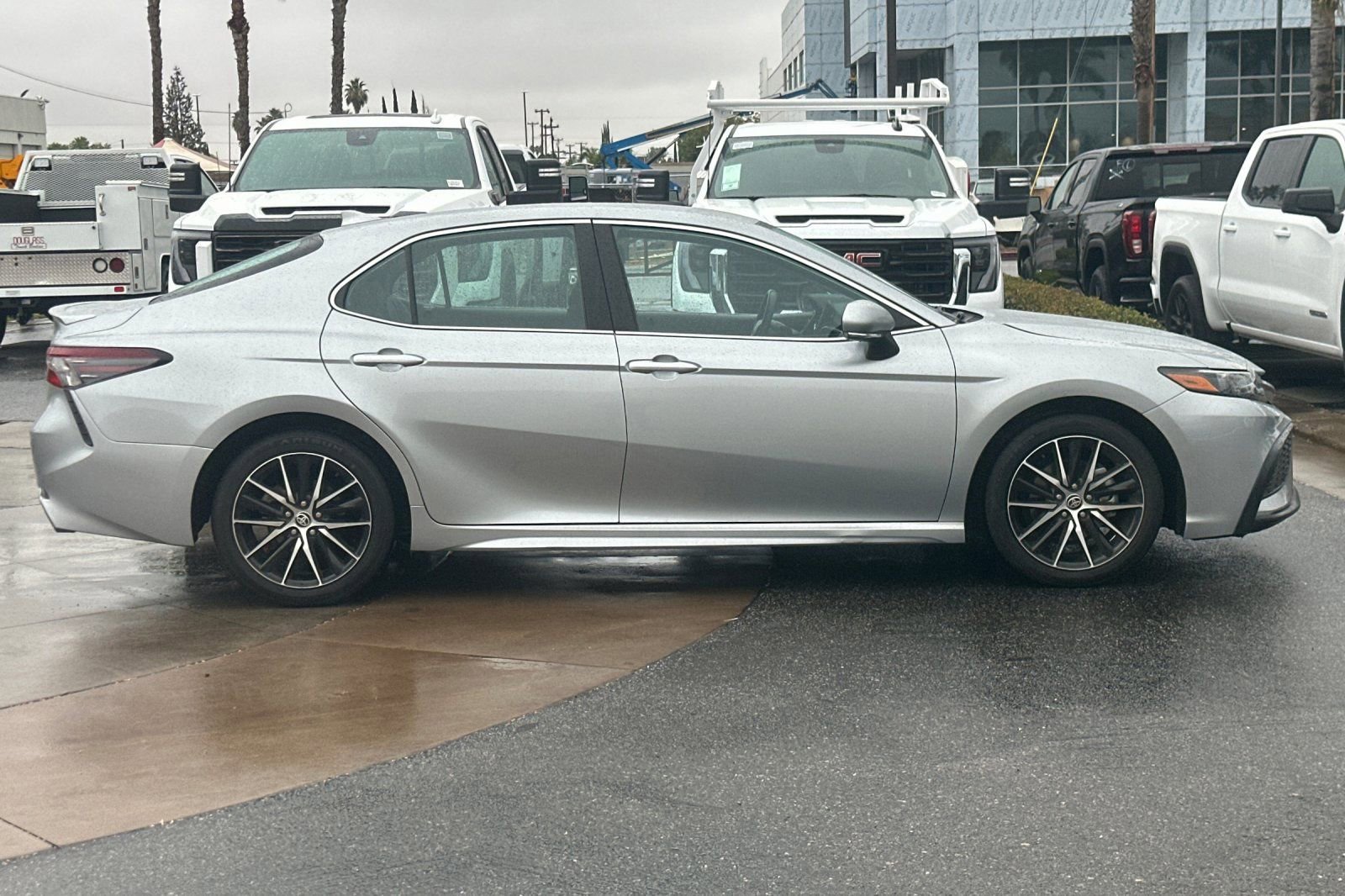Used 2023 Toyota Camry SE image 3