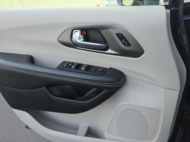 Used 2024 Chrysler Pacifica Touring-L FWD image 25