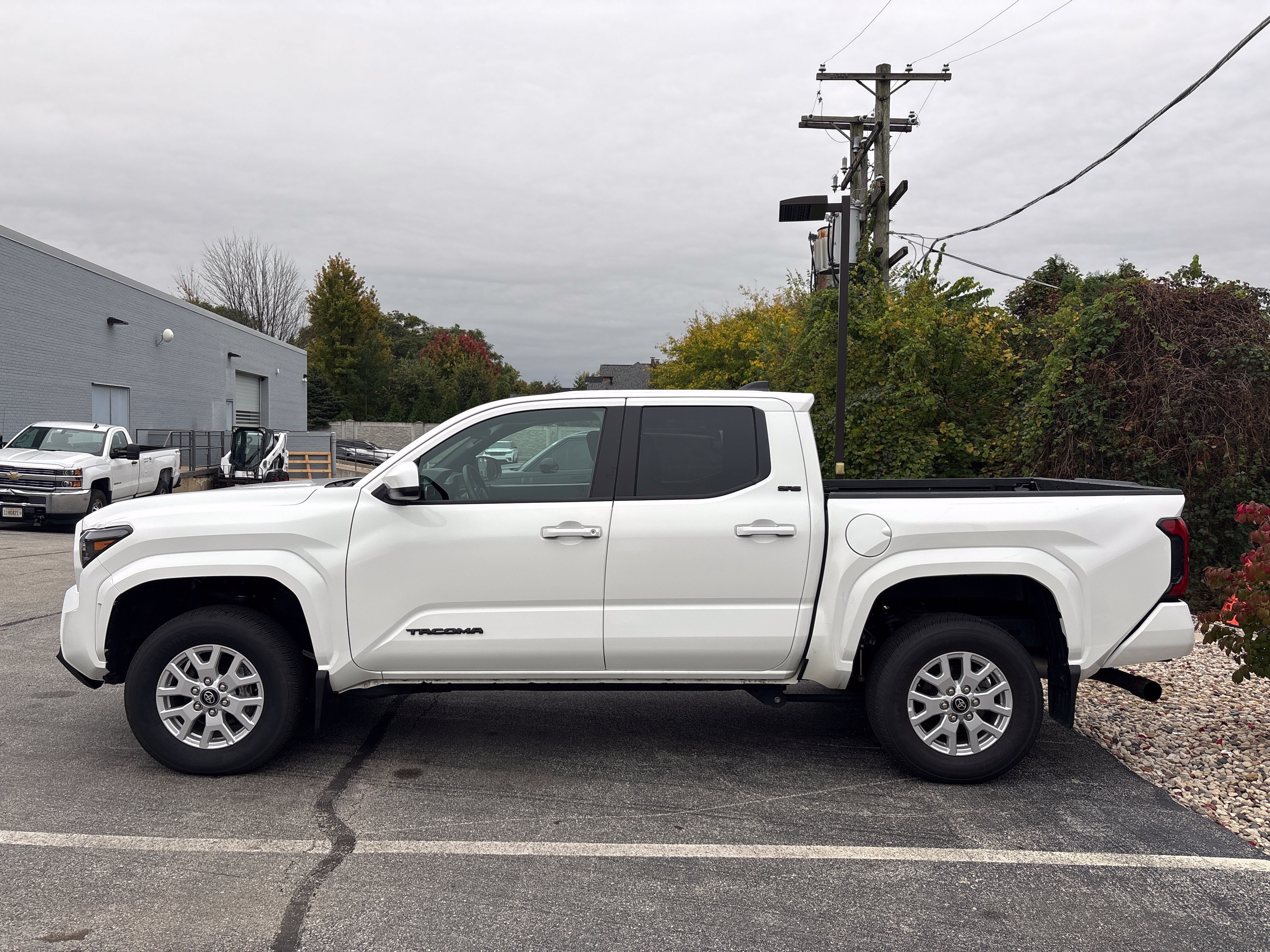 Used 2025 Toyota Tacoma SR5 AWD/4WD image 2