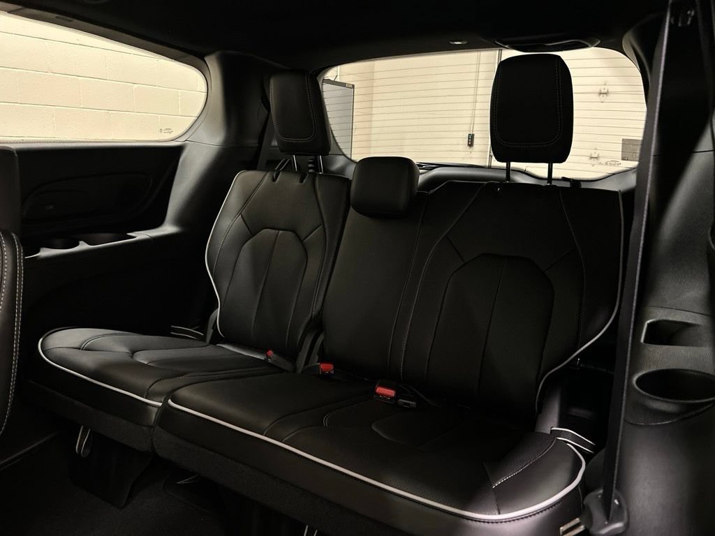 New 2027 Chrysler Pacifica Limited FWD image 9