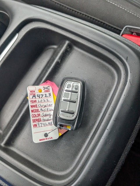 Used 2022 Chrysler Pacifica Touring image 41