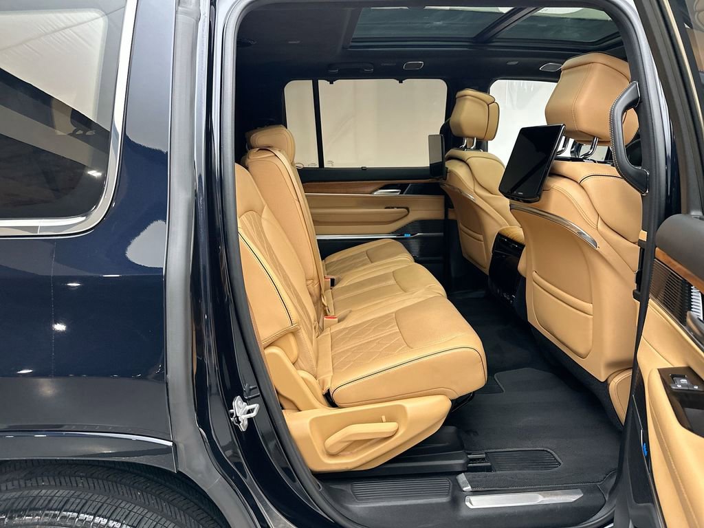 Used 2022 Jeep Grand Wagoneer Series III w/ Rear Seat Video Group 1 AWD/4WD image 19