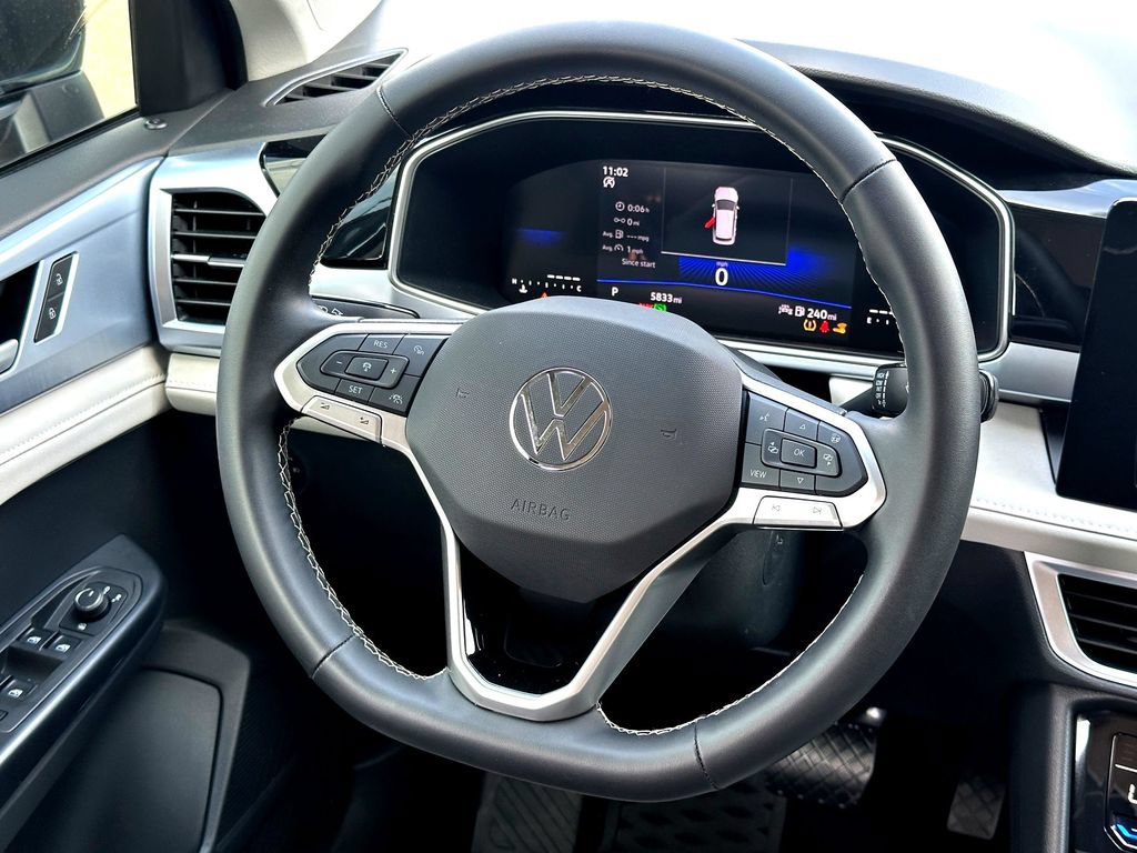 Used 2025 Volkswagen Taos SE FWD image 28