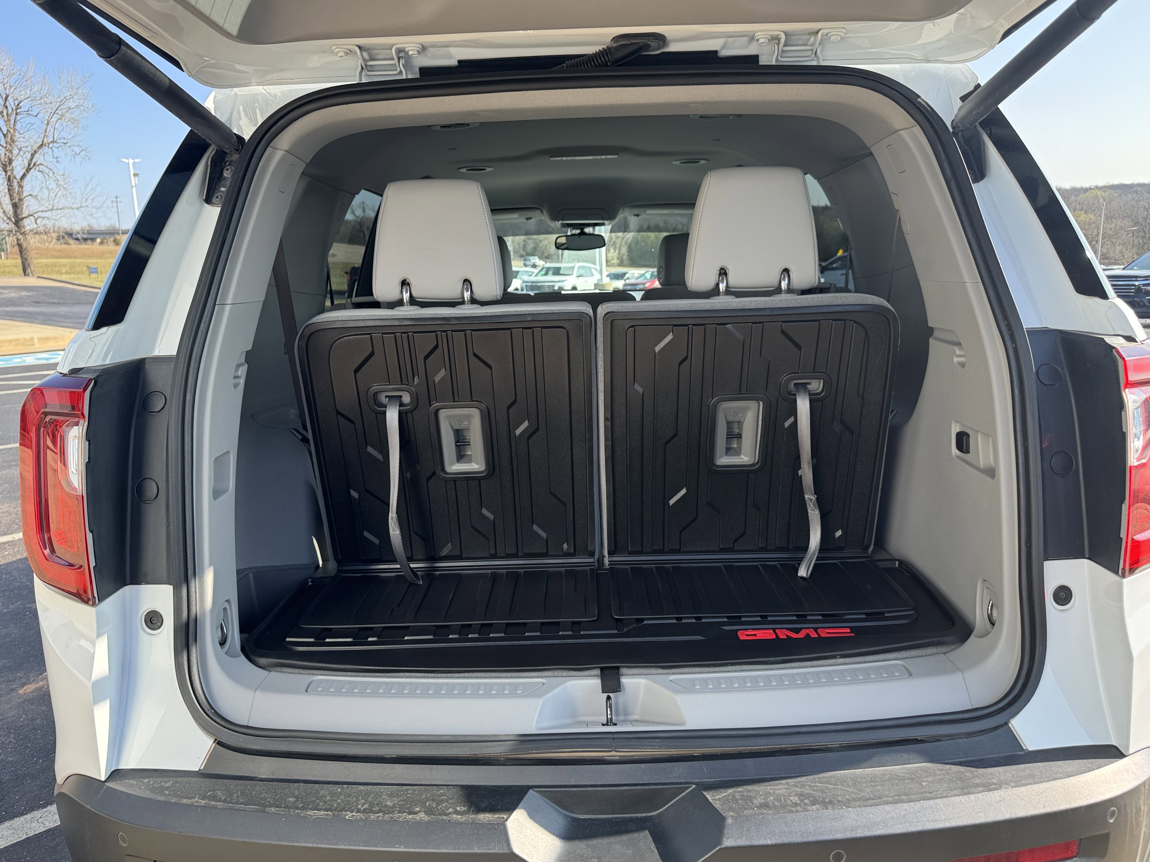 Used 2023 GMC Acadia SLT w/ Preferred Package FWD image 6