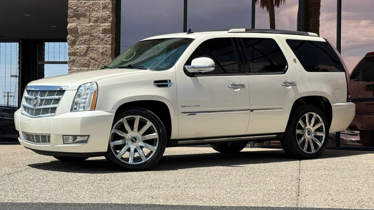 Used 2013 Cadillac Escalade Platinum AWD/4WD image 3