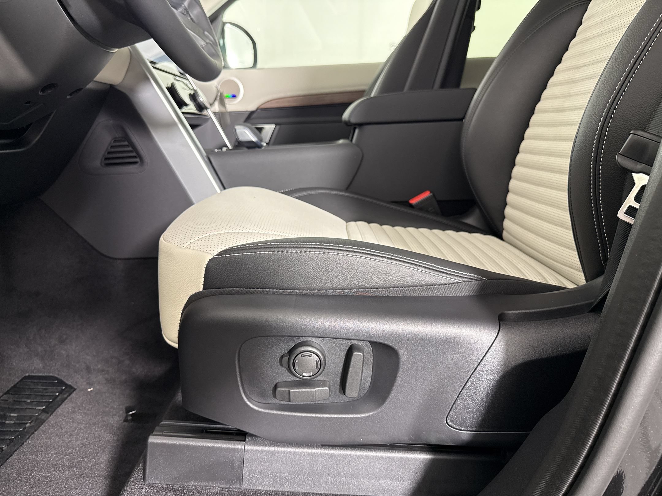 New 2026 Land Rover Discovery S AWD/4WD image 15