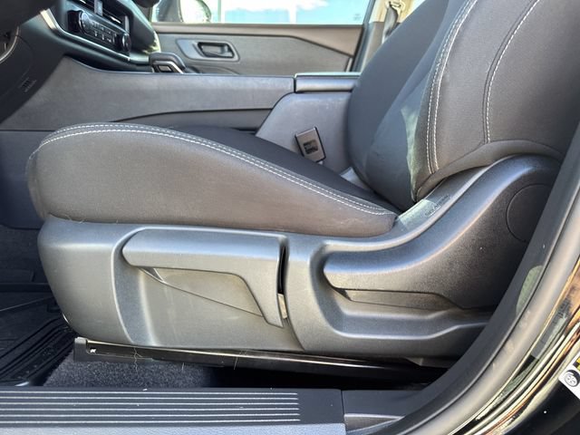 Used 2023 Nissan Rogue S AWD/4WD image 11