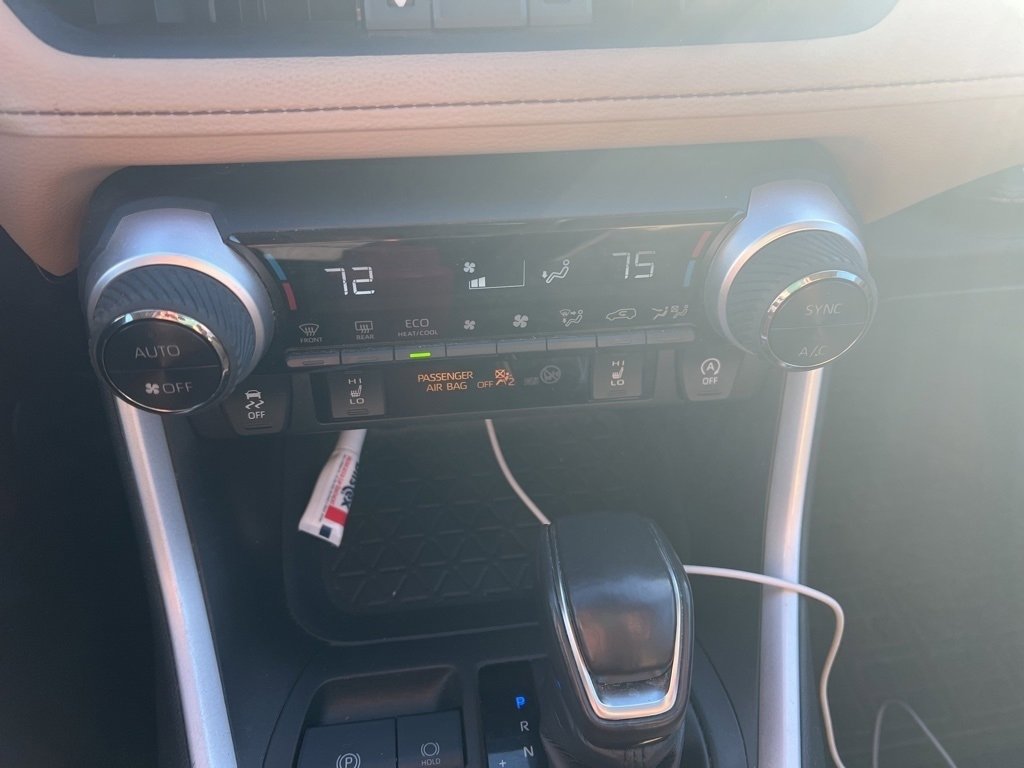 Used 2021 Toyota RAV4 XLE Premium image 3