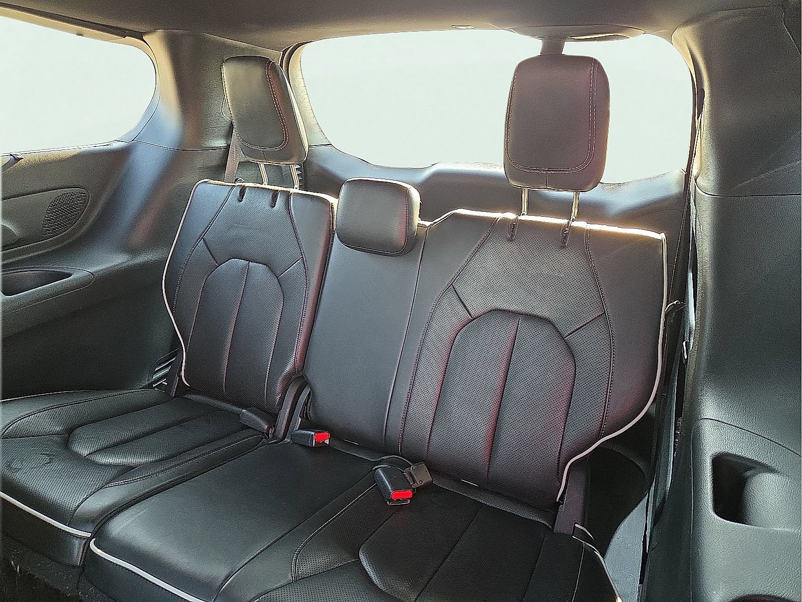 Used 2025 Chrysler Pacifica Limited FWD image 11