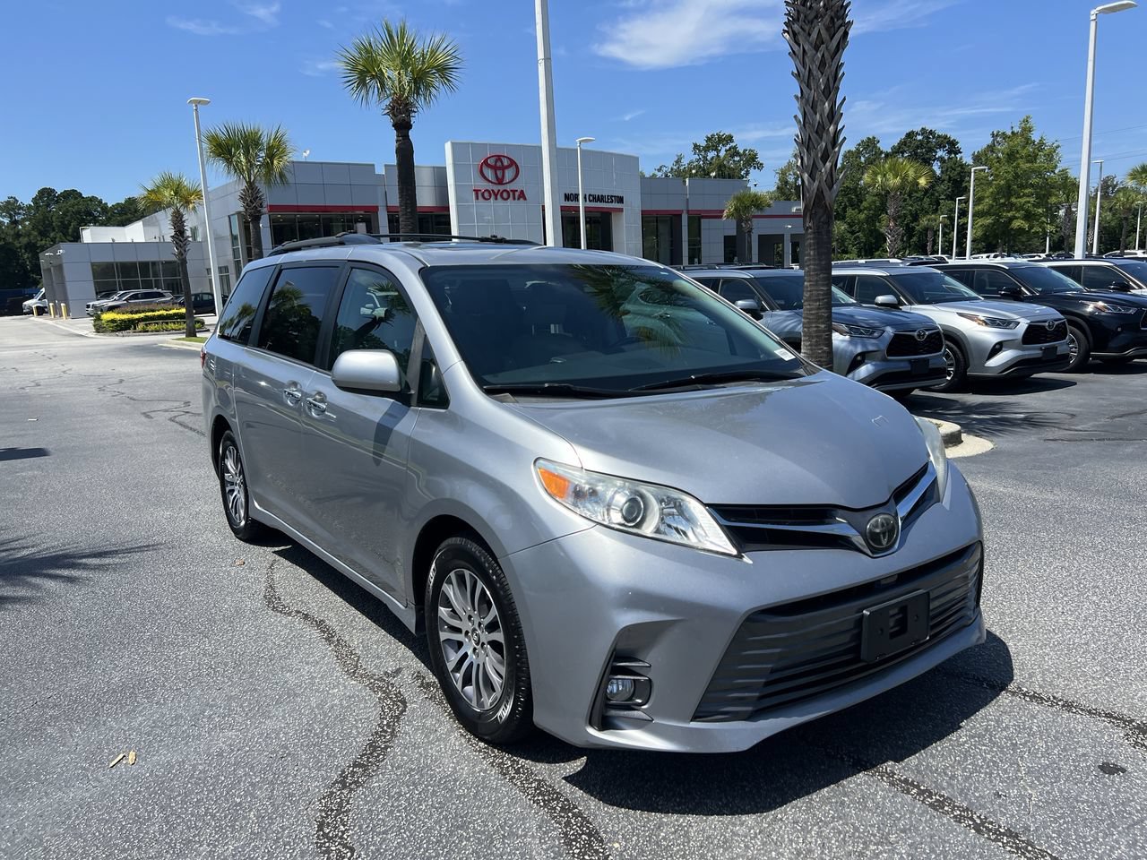 Used 2018 Toyota Sienna XLE FWD image 2
