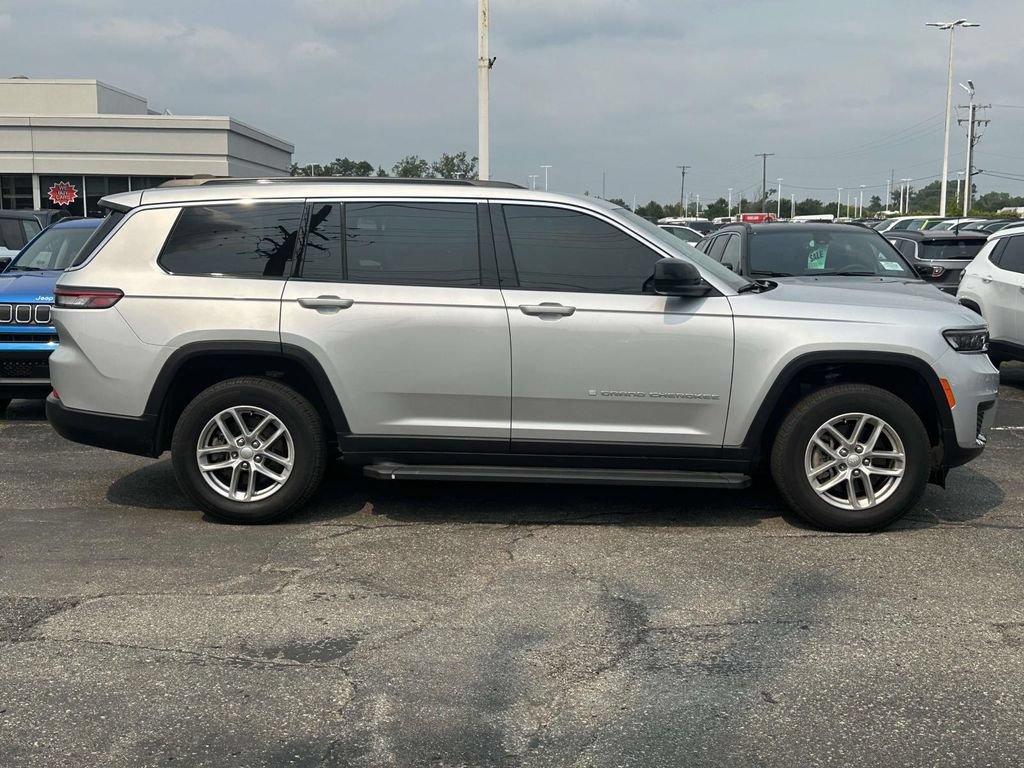 Used 2024 Jeep Grand Cherokee L Laredo w/ Luxury Tech Group I AWD/4WD image 2
