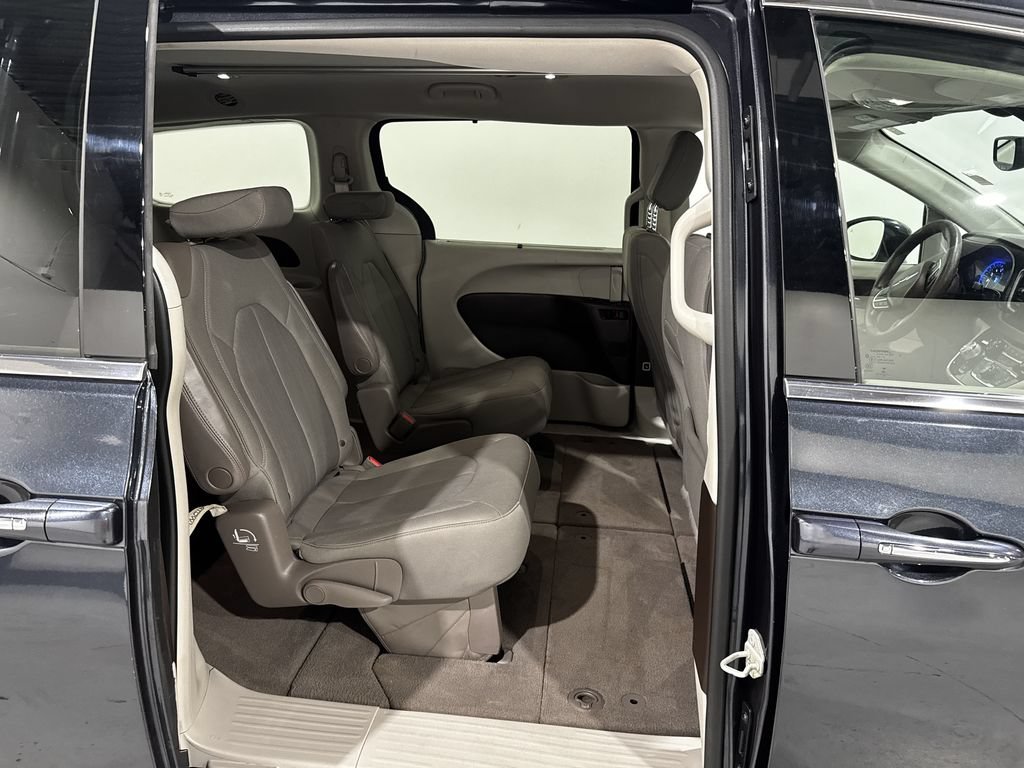 Used 2020 Chrysler Pacifica Touring w/ Advanced Safetytec Group FWD image 26