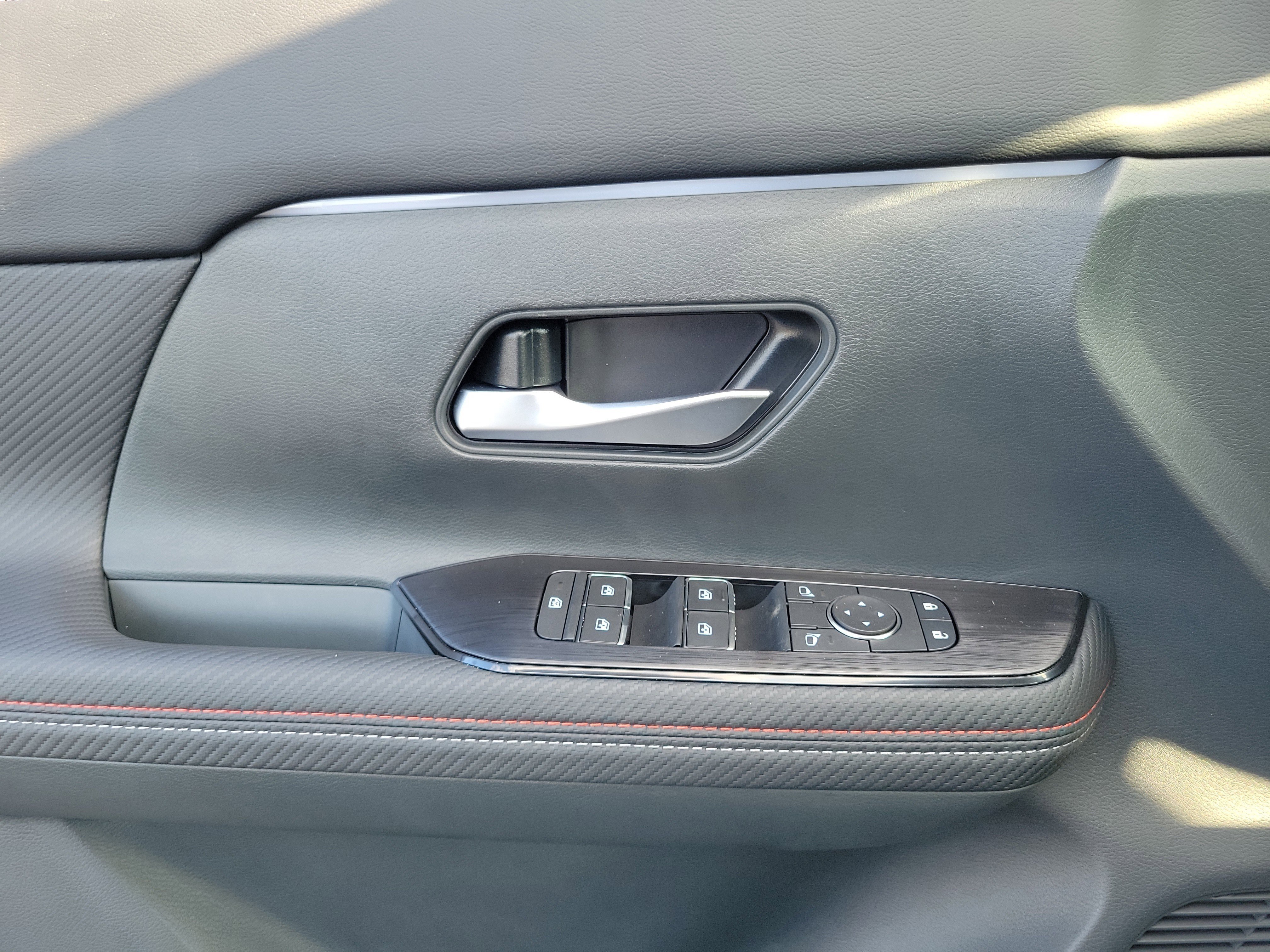 New 2026 Nissan Kicks SR w/ Cold Weather Package image 17